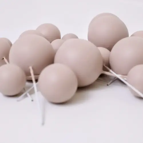 Mehrere matte beige, runde Bubbles Kucheneinstecker in unterschiedlichen Größen
