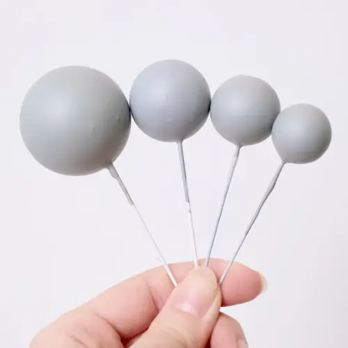 Vier matt hellgraue, runde Bubbles Kucheneinstecker in unterschiedlichen Größen