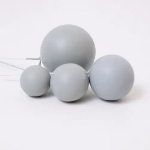Vier matt hellgraue, runde Bubbles Kucheneinstecker in unterschiedlichen Größen