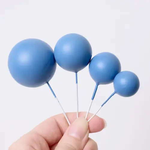 Vier matte blaue, runde Bubbles Kucheneinstecker in unterschiedlichen Größen