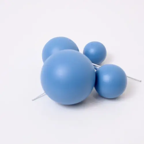 Vier matte blaue, runde Bubbles Kucheneinstecker in unterschiedlichen Größen