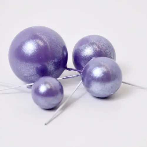 Vier glänzend lilane, runde Bubbles Kucheneinstecker in unterschiedlichen Größen