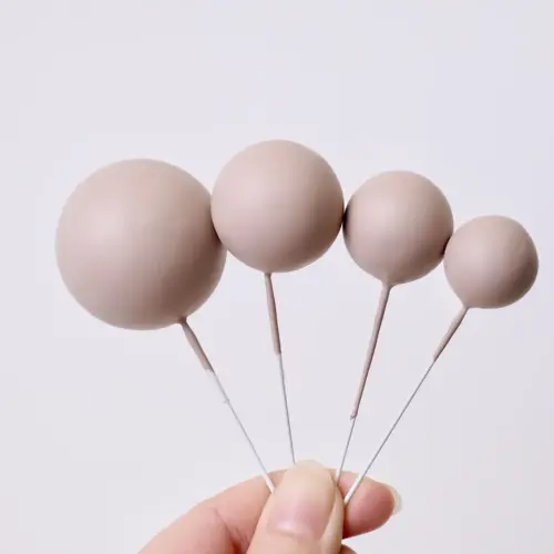 Vier matte beige, runde Bubbles Kucheneinstecker in unterschiedlichen Größen