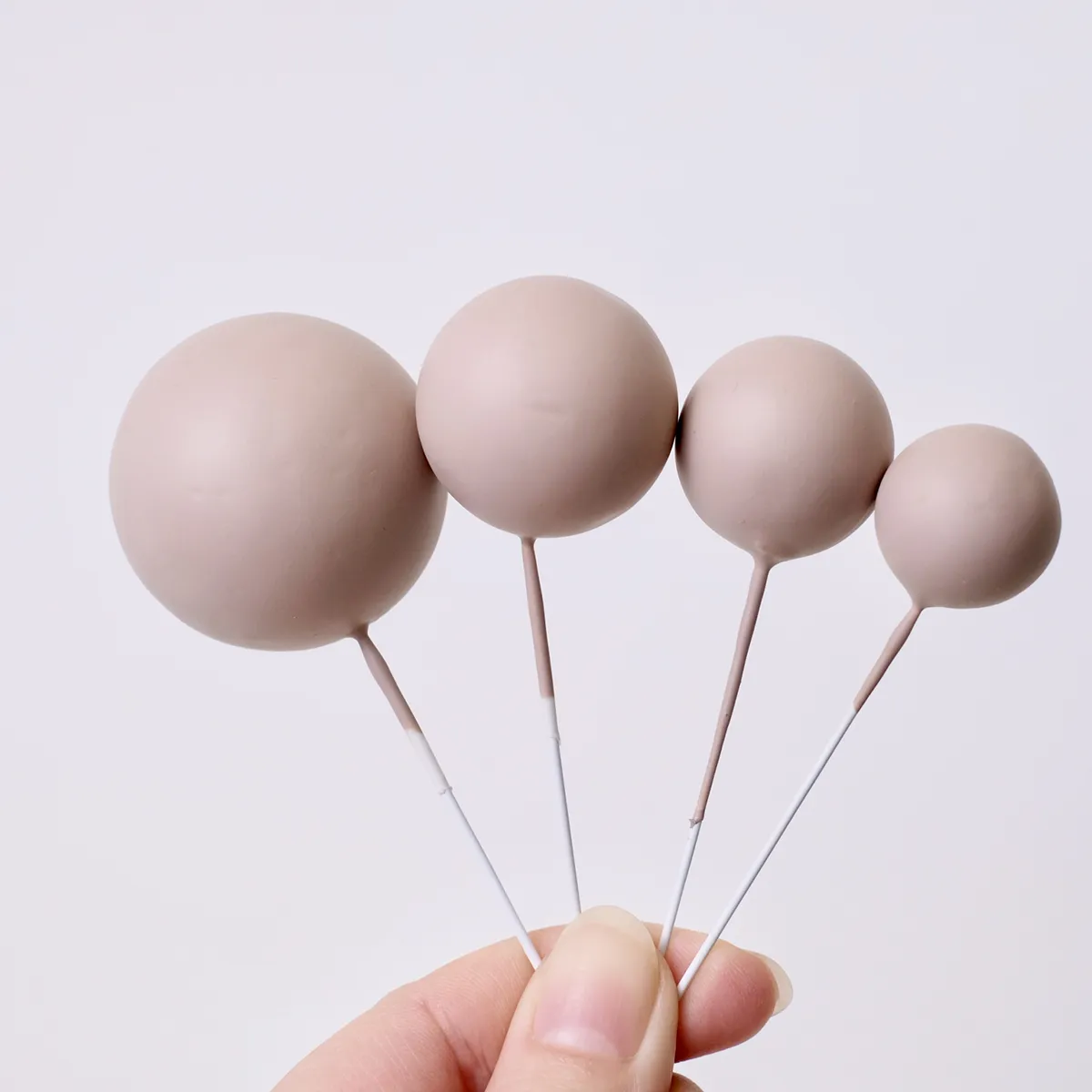 Vier matte beige, runde Bubbles Kucheneinstecker in unterschiedlichen Größen