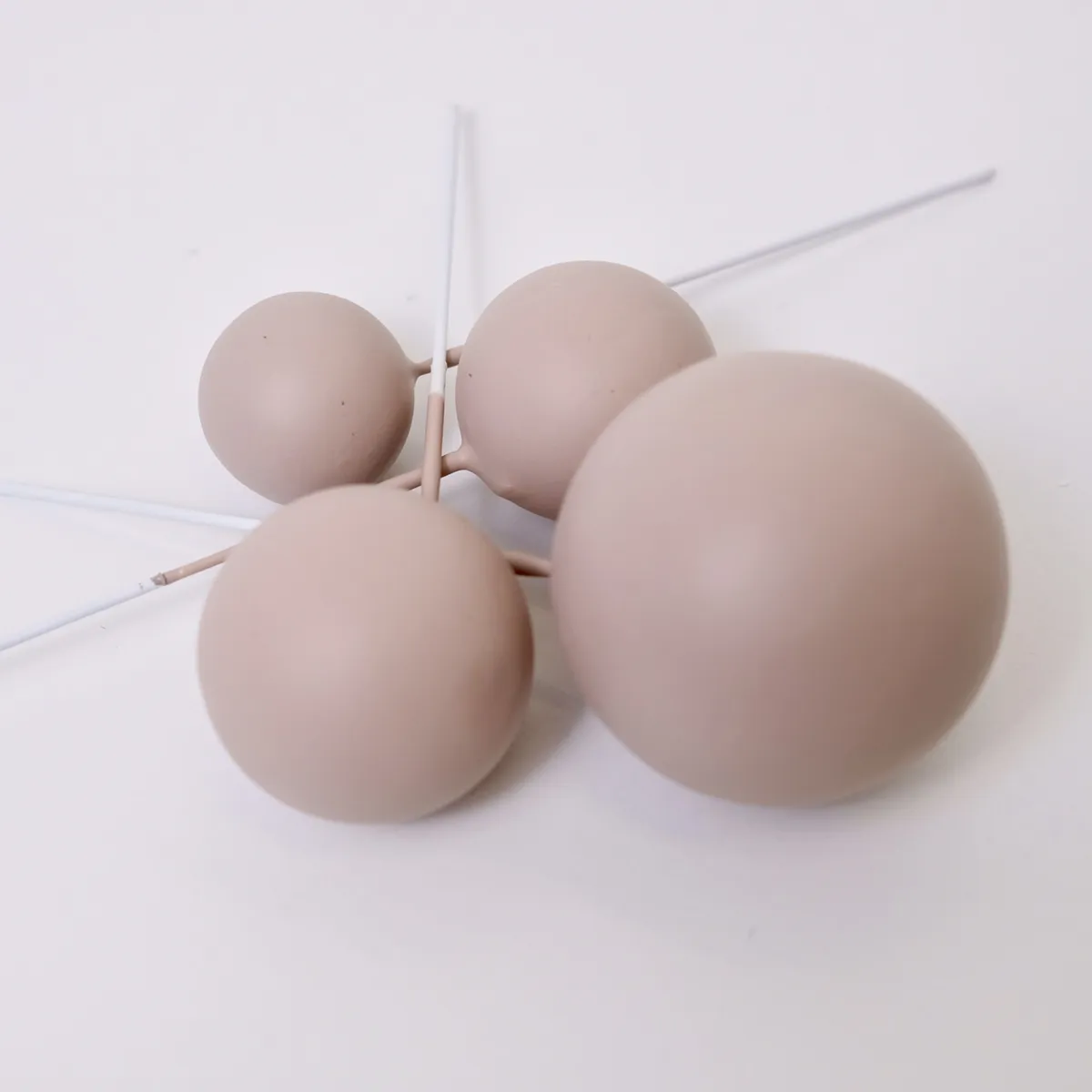 Vier matte beige, runde Bubbles Kucheneinstecker in unterschiedlichen Größen