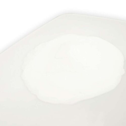 Weißes Isomalt in einer Schale, geeignet zum Schmelzen und für Zuckerdekorationen, Zuckerfiguren und kreative Tortendekorationen.