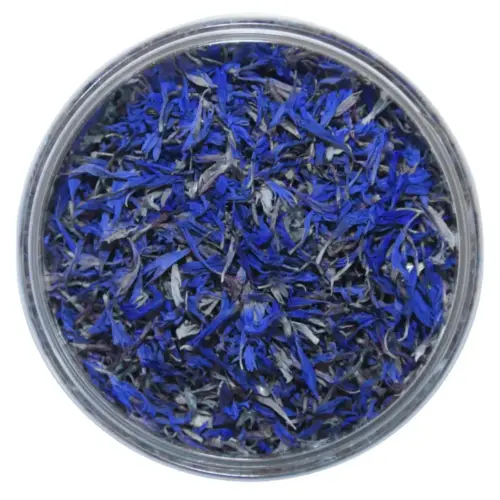 Getrocknete blaue Kornblumenblütenblätter von Rosie Rose in einer geöffneten runden Dose, von oben fotografiert.