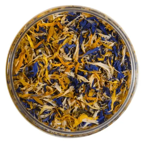 Getrocknete gelbe, blaue und cremefarbene Blütenblätter des Tropical Mix in einer geöffneten runden Dose.