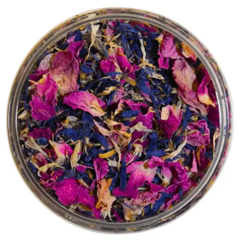 Blütenmischung mit rosa Rosenblättern, blauen Kornblumen und gelben Ringelblumenblättern in einer offenen runden Dose, von oben.