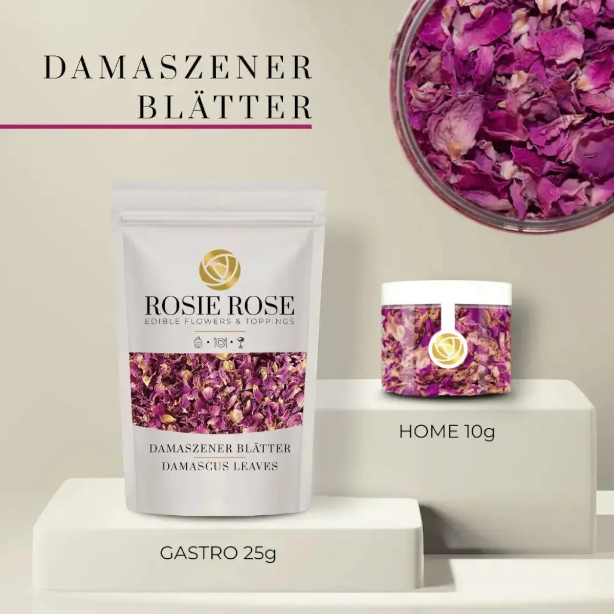 Damaszener-Rosenblätter von Rosie Rose im weißen 25-g-Beutel und in einer transparenten 10-g-Dose, daneben eine Nahaufnahme der Blütenblätter.